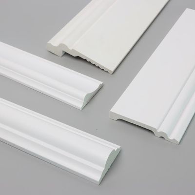 Rodapé de madeira de pavimentação branco decorativo 2.8m da parede do projeto da placa de contorno do PVC picosegundo