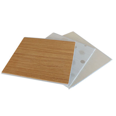 Os painéis interiores decorativos impermeáveis da parede e de teto do Pvc laminaram