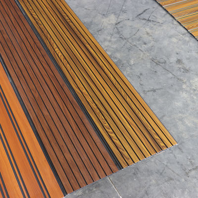 Painel de teto de PVC com grão de madeira para interior Alternativa de painel de parede econômica à telha Fácil manutenção da placa de parede