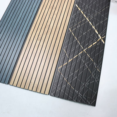 Painel de teto de PVC com grão de madeira para interior Alternativa de painel de parede econômica à telha Fácil manutenção da placa de parede