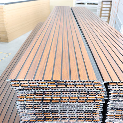 Painel de parede de PVC de grãos de madeira Painel de parede decorativo Material ecológico para quarto sala de estar TV Parede de fundo