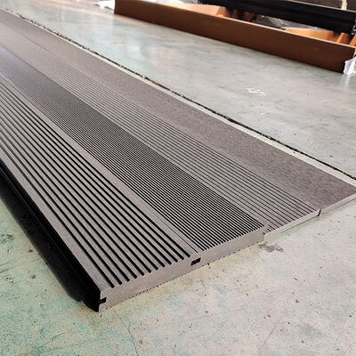 Piso de WPC para o exterior de longa duração. Piso de madeira composta impermeável com design de núcleo oco