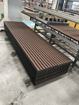 Painel de Parede Externo em Compósito de Madeira WPC à Prova de Fogo Mais Vendido 219x26 Estilo Co-Extrusão