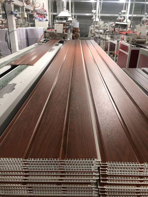 O teto estratificado decorativo do PVC da madeira almofada o interior plástico do painel de parede de 25cm