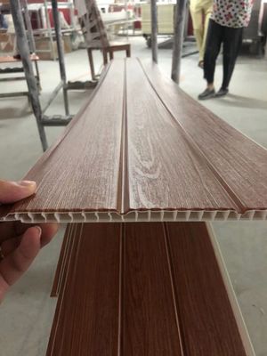 O teto estratificado decorativo do PVC da madeira almofada o interior plástico do painel de parede de 25cm