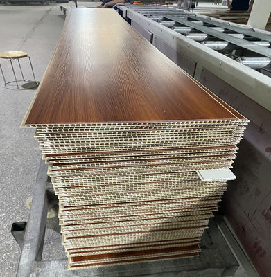 O teto estratificado decorativo do PVC da madeira almofada o interior plástico do painel de parede de 25cm