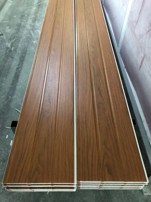 O teto estratificado decorativo do PVC da madeira almofada o interior plástico do painel de parede de 25cm