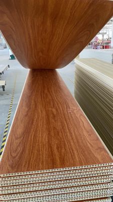 O teto estratificado decorativo do PVC da madeira almofada o interior plástico do painel de parede de 25cm