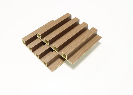 As grões de madeira laminaram o painel de parede interior 160x24mm de WPC para a decoração interior