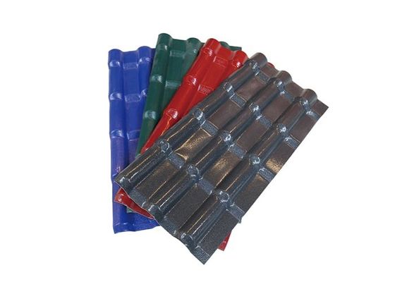 A resina sintética U dá forma ao revestimento colorido cerâmico solar das telhas de telhado