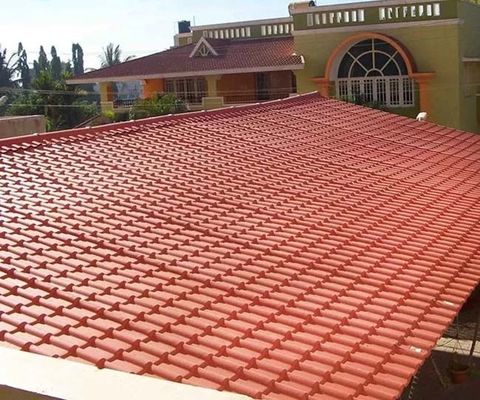 A resina sintética U dá forma ao revestimento colorido cerâmico solar das telhas de telhado