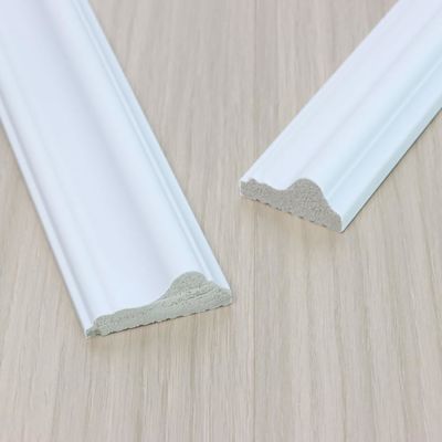 Rodapé de madeira de pavimentação branco decorativo 2.8m da parede do projeto da placa de contorno do PVC picosegundo