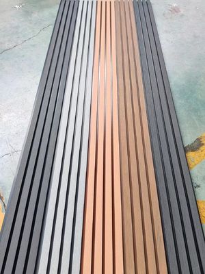 Modernos painéis de parede WPC com textura de grãos de madeira para decoração exterior