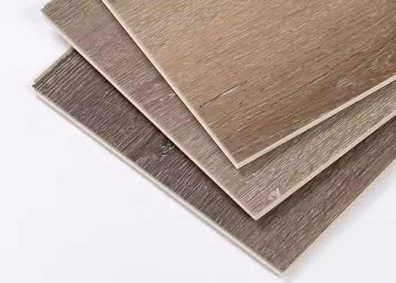 Revestimento de madeira impermeável à prova de fogo do fechamento do PVC da cor para a decoração da casa